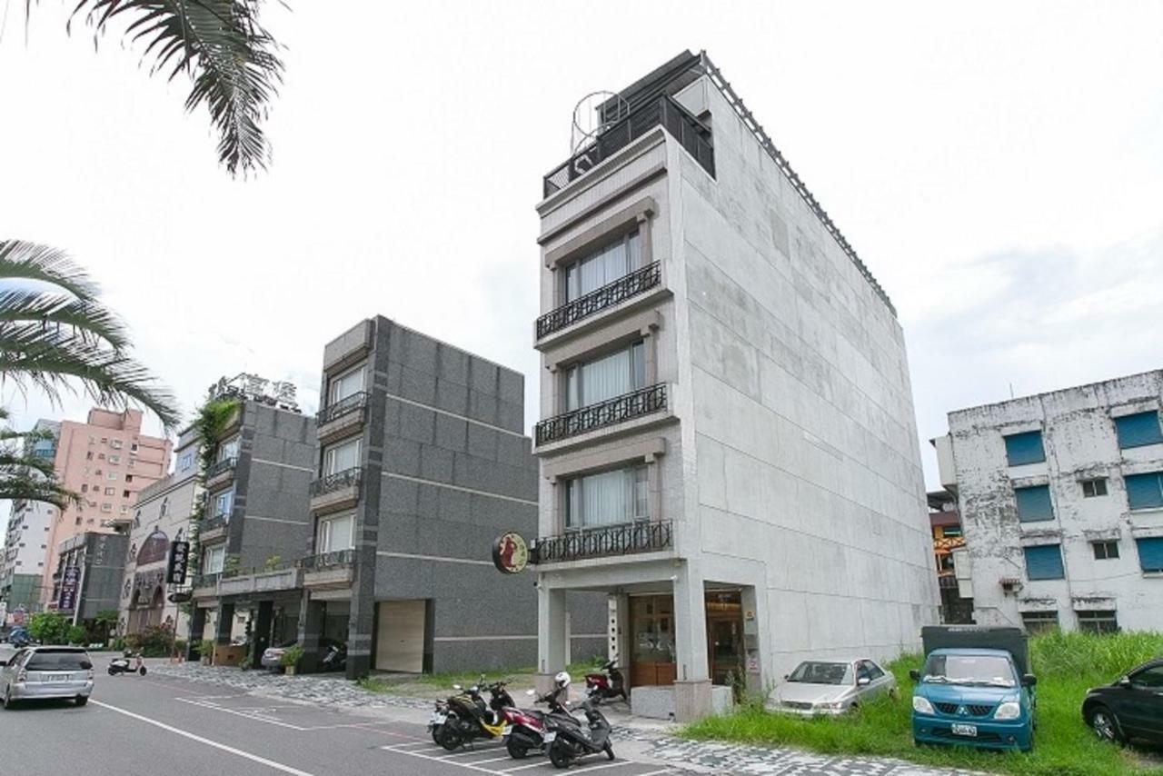 小松鼠站前電梯民宿可加購早餐及車位-預定3天打八折-房型限定詳情請來電洽詢活動方案 Хуалянь Экстерьер фото